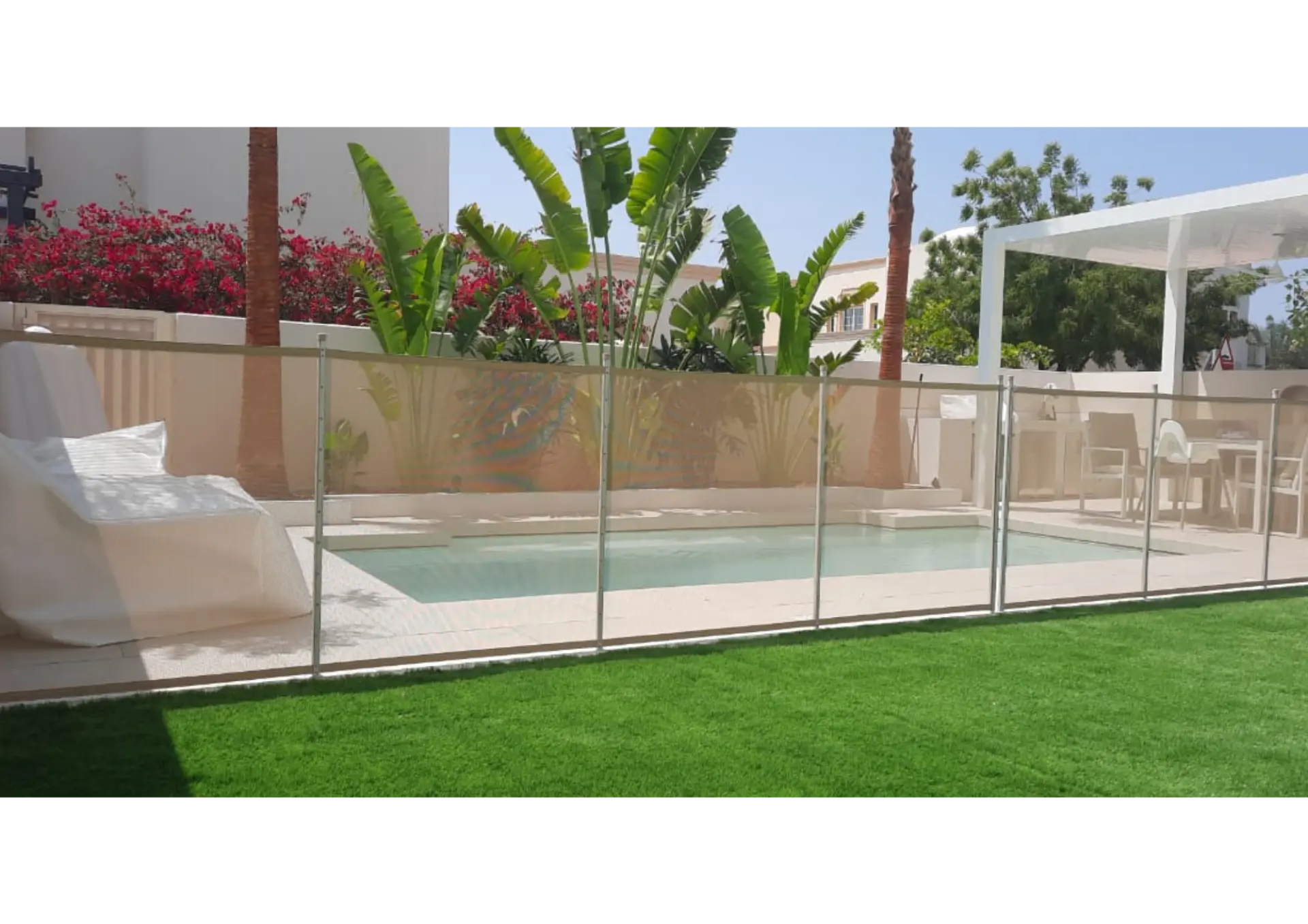 Removable mesh pool safety fence around a Dubai villa pool